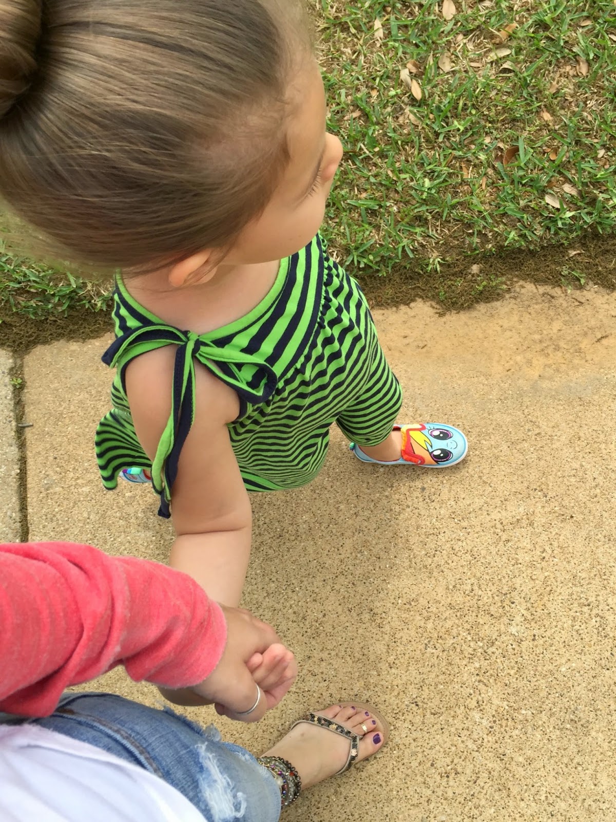 While I'm Waiting... 15 ways to entertain a toddler while waiting...