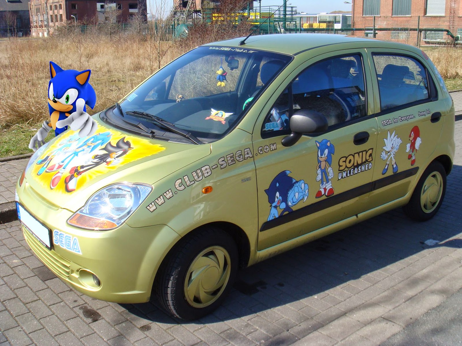 Carro personalizado com o mascote da SEGA e outros personagens principais