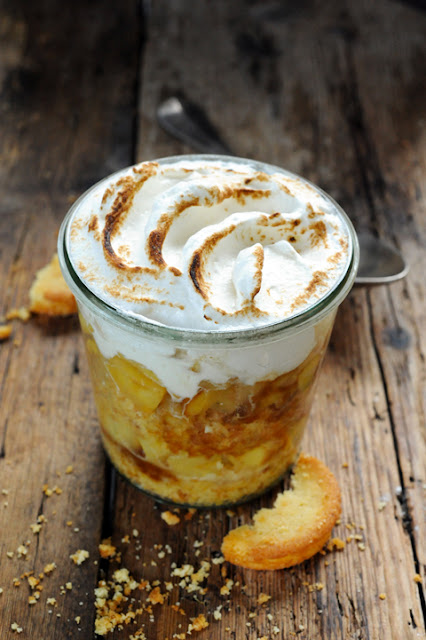 Comme une tarte aux pommes meringuée au caramel de beurre salé dans un bocal… parce que j'ai l'appétit voyageur…