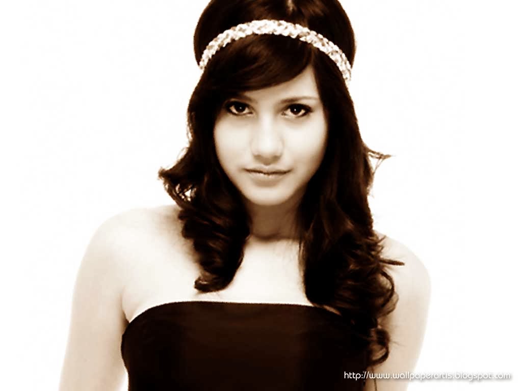 Pevita Pearce saat mengenakan gaun hitam transparan saat menghadiri title=