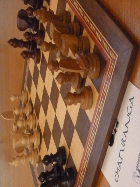 Clube de Xadrez da Unirio - Derivado do jogo indiano chaturanga, o  shatranj, ou xatranje é o antecessor mais conhecido e documentado do  xadrez, jogado na Pérsia a partir do século VII.
