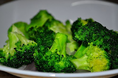 NOODLES CON BROCCOLI POLLO E SEMI DI SESAMO