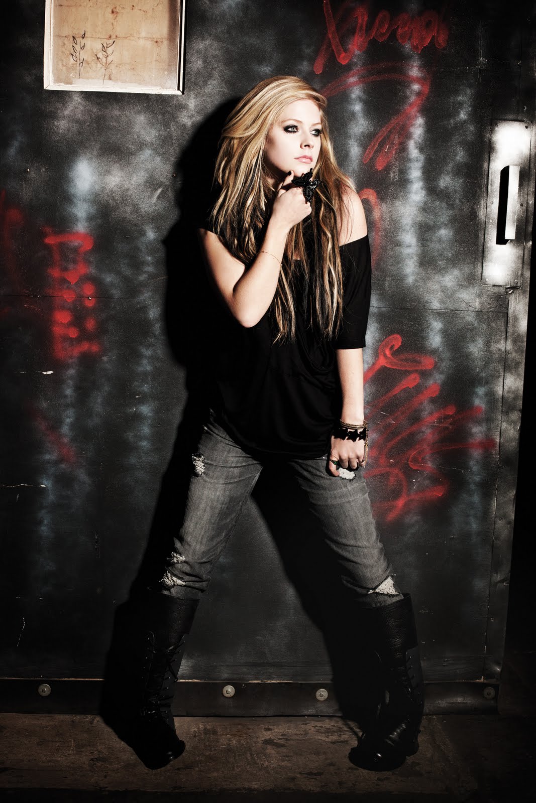 http://2.bp.blogspot.com/-Do1v_KdNIFA/TguKM3exL5I/AAAAAAAALW8/3r8r1Q0GjGA/s1600/BBAA_Avril%2BLavigne%2B2%2B%2528Courtesy%2Bof%2BRCA-JIVE%252C%2Ba%2BLabel%2BGroup%2Bof%2BSony%2BMusic%2BEnt%2529.jpg