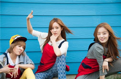 Más pics de Sunny junto a sus compis de "Invincible Youth Season 2" Snsd+sunny+hyomin+sunhwa+shinyoung+(3)