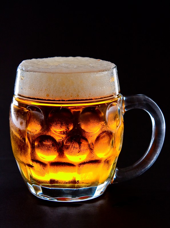 Why in some countries people drink beer without foam? r/beer
