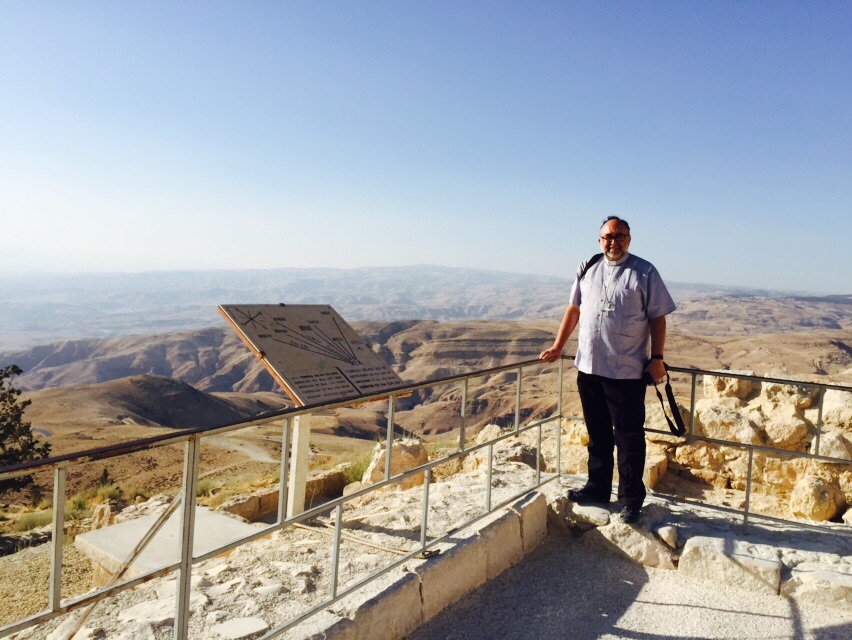 Mons. Jesús Sanz, en el Monte Nebo