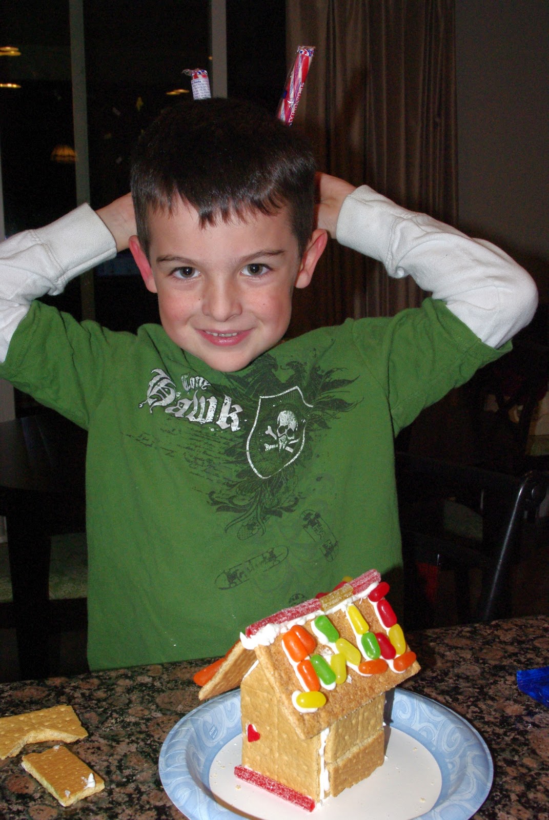 Graham Cracker Gingerbread Houses {Tutorial} Happiness is Homemade