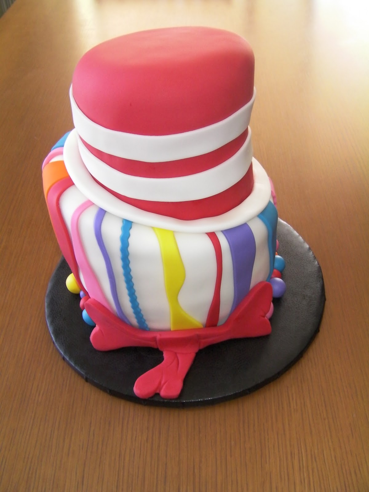Lindsey's Cake Studio: Cat in the Hat Cakes