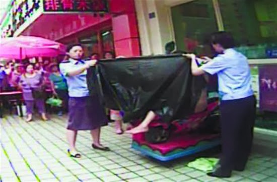 Cô gái không mặc gì ,ngồi chửi lung tung suốt 2 tiếng đồng hồ