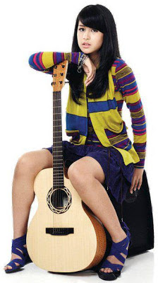 Foto dan Profil Maudy Ayunda