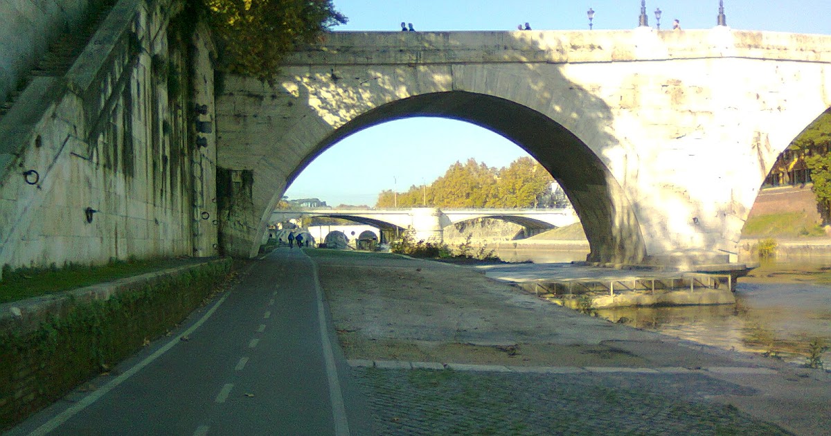 In bici per Roma La passeggiata dei romani a costo zero lungo il