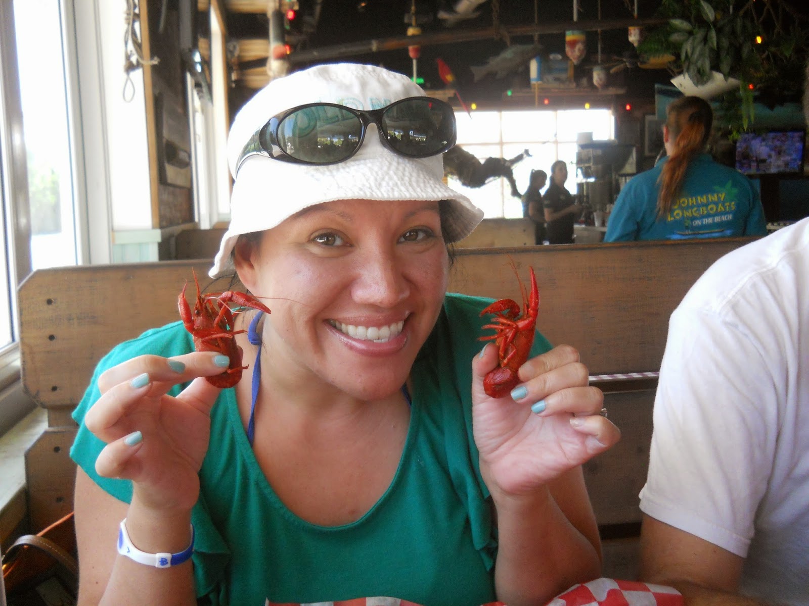 "CruzTube" with Angela Cruz How to eat crawfish in 5 steps (for you