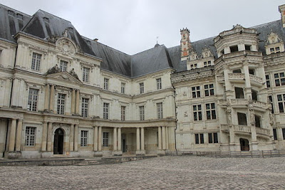 « Château de Blois avec l'escalier de l'aile François 1er. » par Zebree — Travail personnel. Sous licence CC BY-SA 3.0 via Wikimedia Commons - https://commons.wikimedia.org/wiki/File:Ch%C3%A2teau_de_Blois_avec_l%27escalier_de_l%27aile_Fran%C3%A7ois_1er..JPG#/media/File:Ch%C3%A2teau_de_Blois_avec_l%27escalier_de_l%27aile_Fran%C3%A7ois_1er..JPG