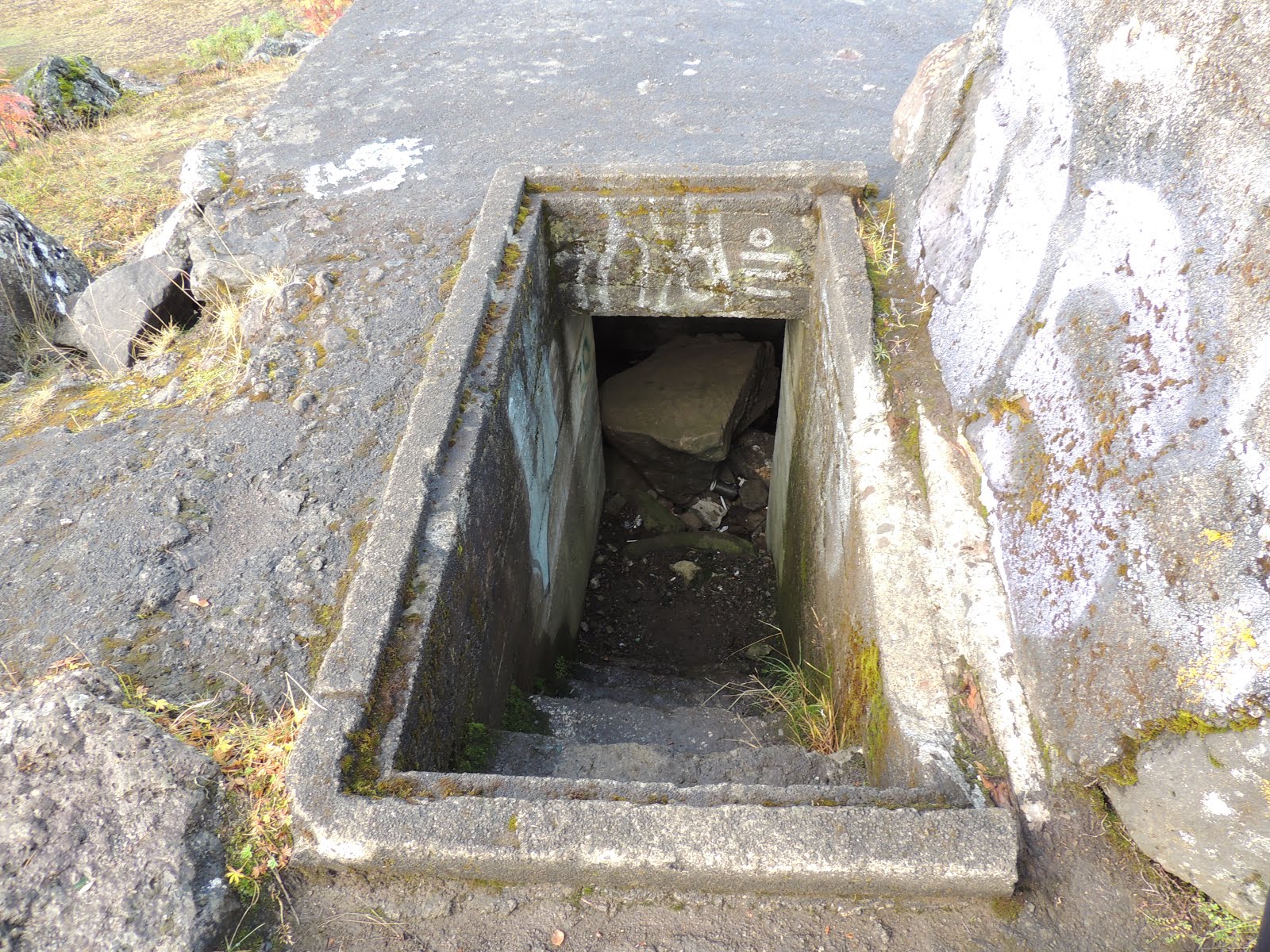 Eingang zu einem verschütteten Bunker