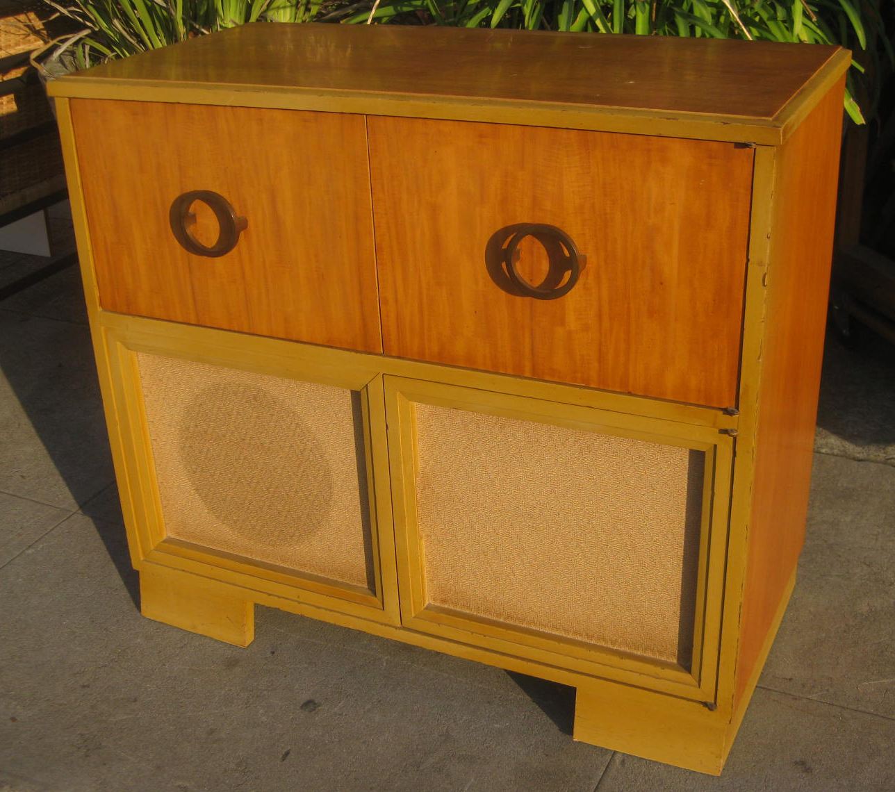UHURU FURNITURE & COLLECTIBLES SOLD Retro Stereo 45
