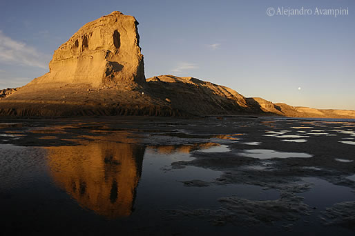 Punta Olazabal y su reflejo con la salida de la luna al fondo Punta Olazabal en Puerto Pirámides