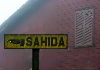 Placa de ferro sinalizando a saída da parte baixa da vila de Paranapiacaba Placa de ferro sinalizando a saída da vila de Paranapiacaba