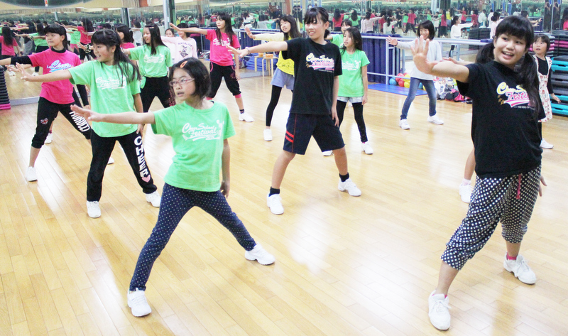 滋賀彦根新聞 滋賀レイクスターズ チアスクール彦根 南彦根校の子どもたち本番に向け練習