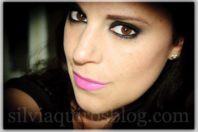 Maquillaje intenso ahumado negro y labios fucsia intense smokey eye and fuchsia lips Silvia Quiros SQ Beauty