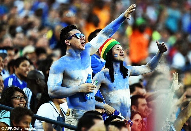 [Image: El+Salvador+fans+in+blue+and+white+body+...Frisco.jpg]