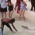 Turistlere Köpekbalığıyla Komik Gösteri Yapan Adam