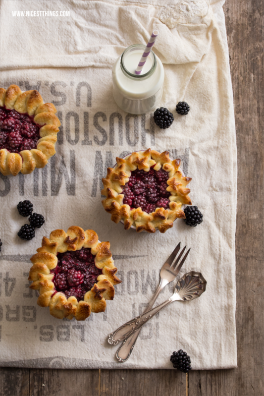 Brombeer Pie Mini Pies auf altem Mehlsack mit Milchflasche
