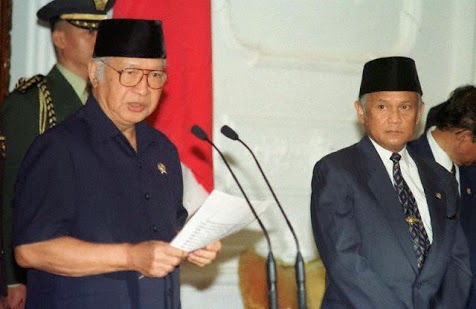 Mengingat Proses Runtuhnya Masa Orde Baru Yang Telah Berlangsung 32 Tahun