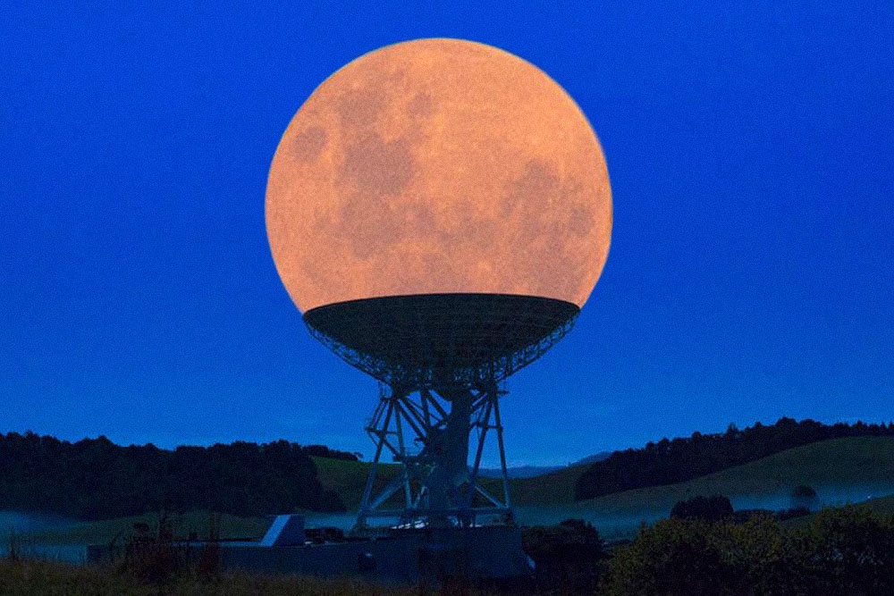 The 100 best photographs ever taken without photoshop - The Supermoon in a radio telescope