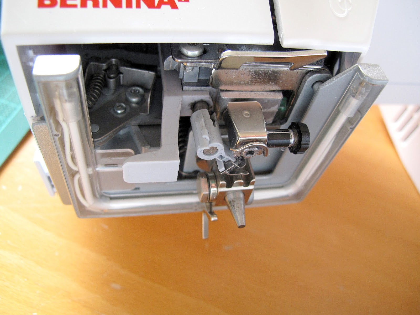 Couture à la maison Sewing at home Nettoyage de ma Bernina Activa 240