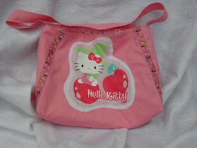 http://2.bp.blogspot.com/-EAciiKoUyeA/T-alJGrUNsI/AAAAAAAAIKw/Jw4pB94T5Sk/s400/hello+kitty+tasche+%281%29.jpg