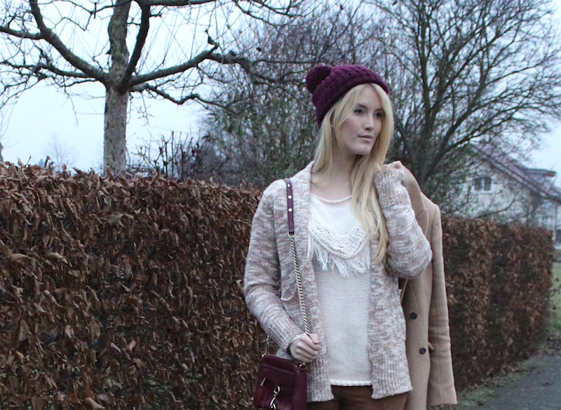 Outfit mit Sale Schnäppchen: braune Wildlederleggings und Strickcardigan Outfit mit Sale Schnäppchen: braune Wildlederleggings und Strickcardigan