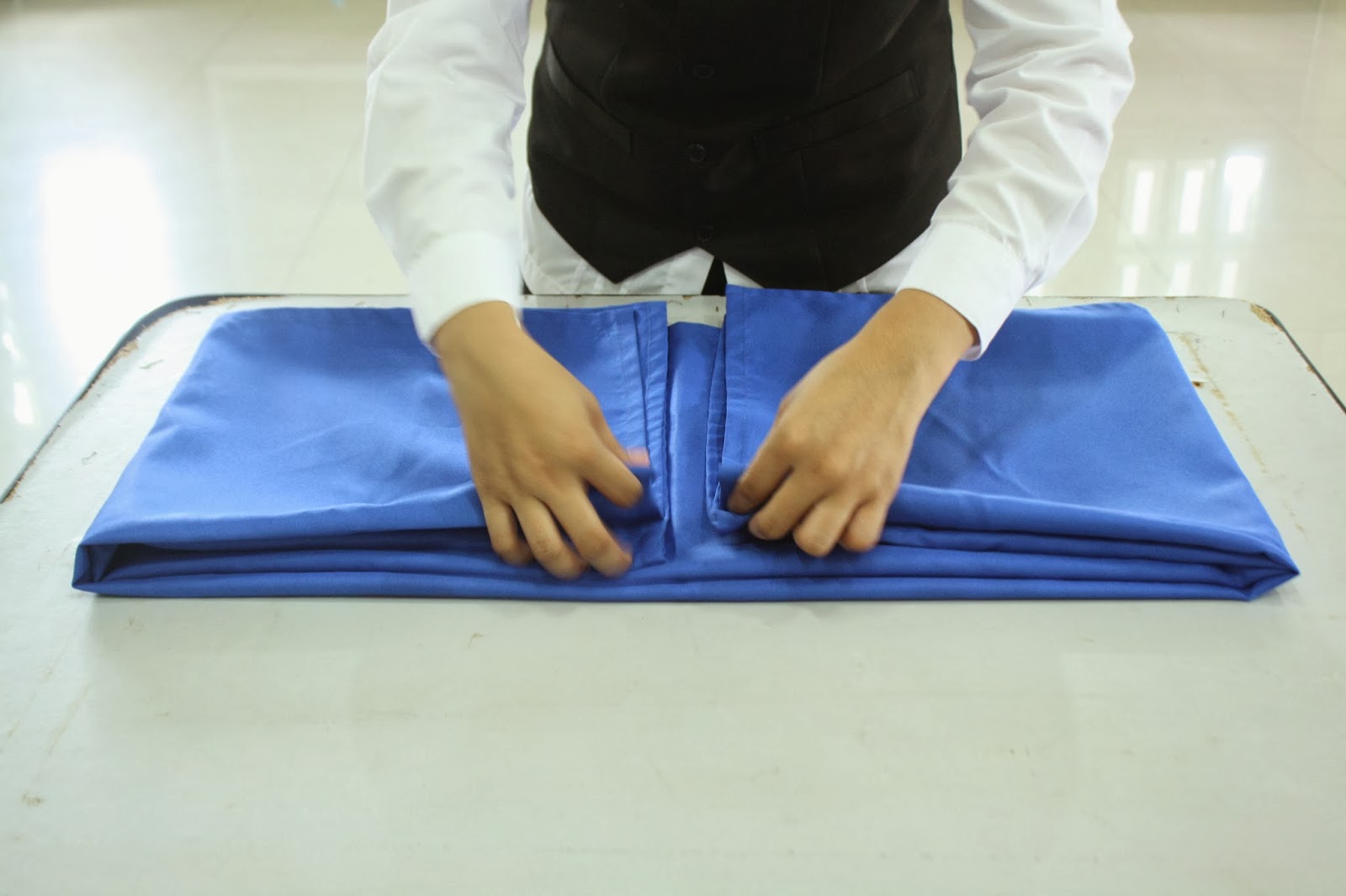 FOOD AND BEVERAGE ESQUINA How To Folding Table Cloth