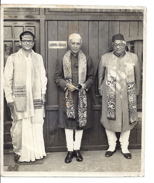 Indian+physicist+Satyendra+Nath+Bose+(Right)+with+Prime+Minister+of+India+Jawaharlal+Nehru+(Middle)+and+Professor+Khitish+Roy+(Curator,+Rabindra+Bhavana)+-+Shantiniketan,+West+Bengal+1958