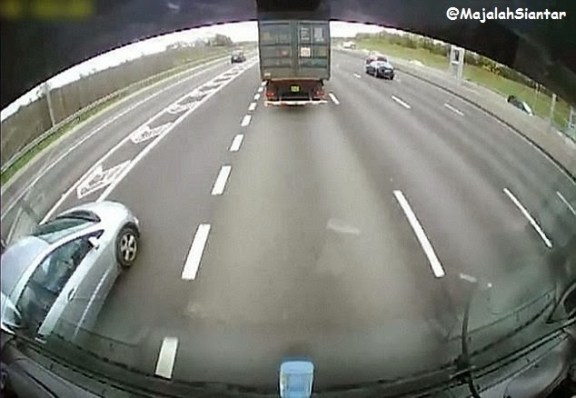 Saat Mobil Mencoba Masuk Ke Jalan Tol Saat Mobil Mencoba Masuk Ke Jalan Tol