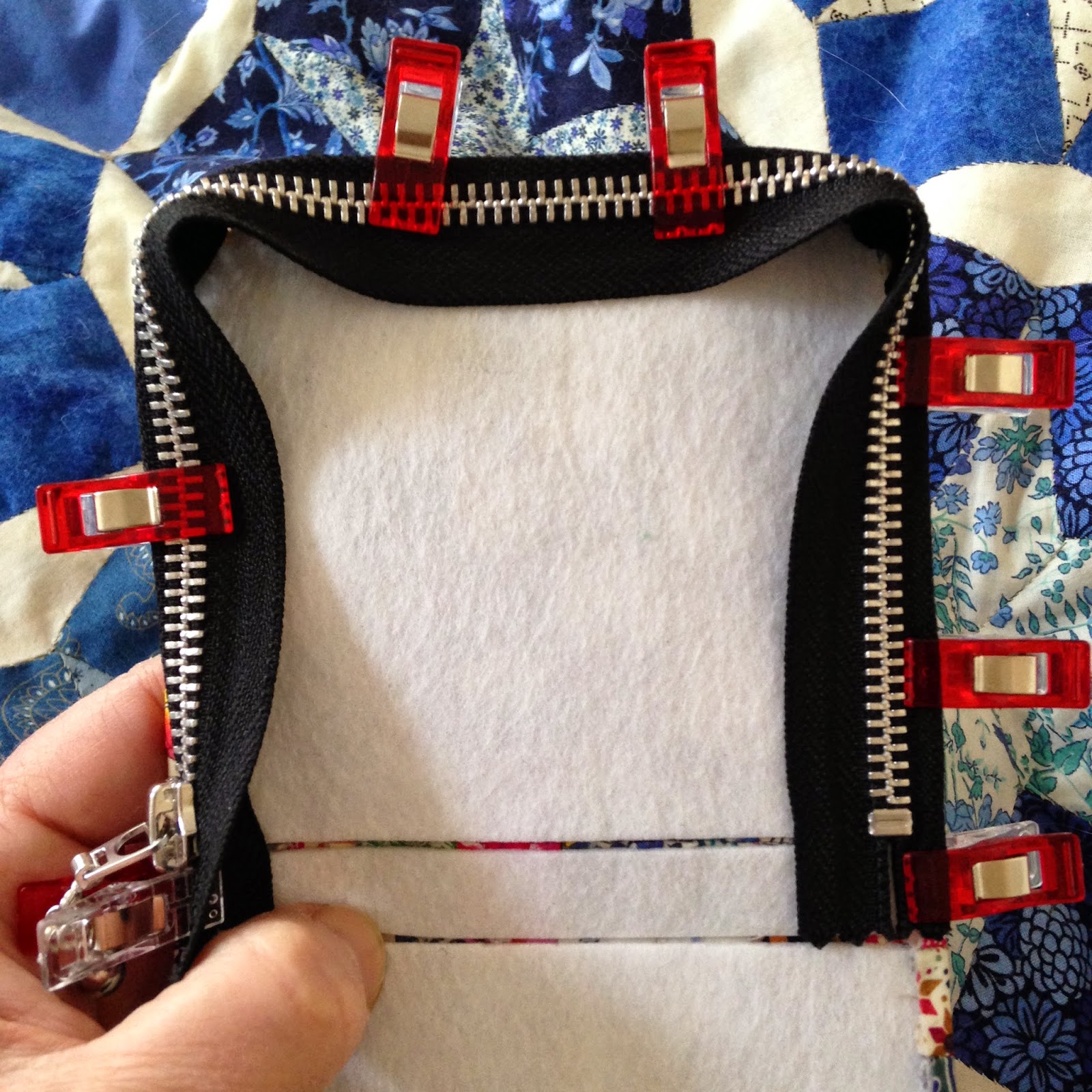 Blue Moth Zip around purse in Liberty Lawn Tutorial