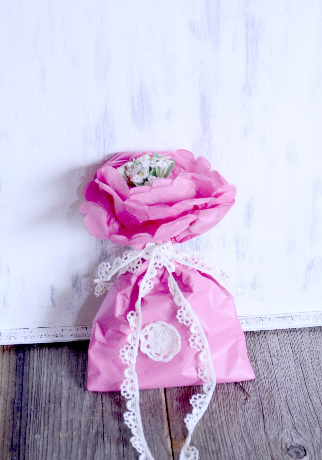 Curiositaellya Pretty Jewelry Tissue Gift Wrap {Tutorial}