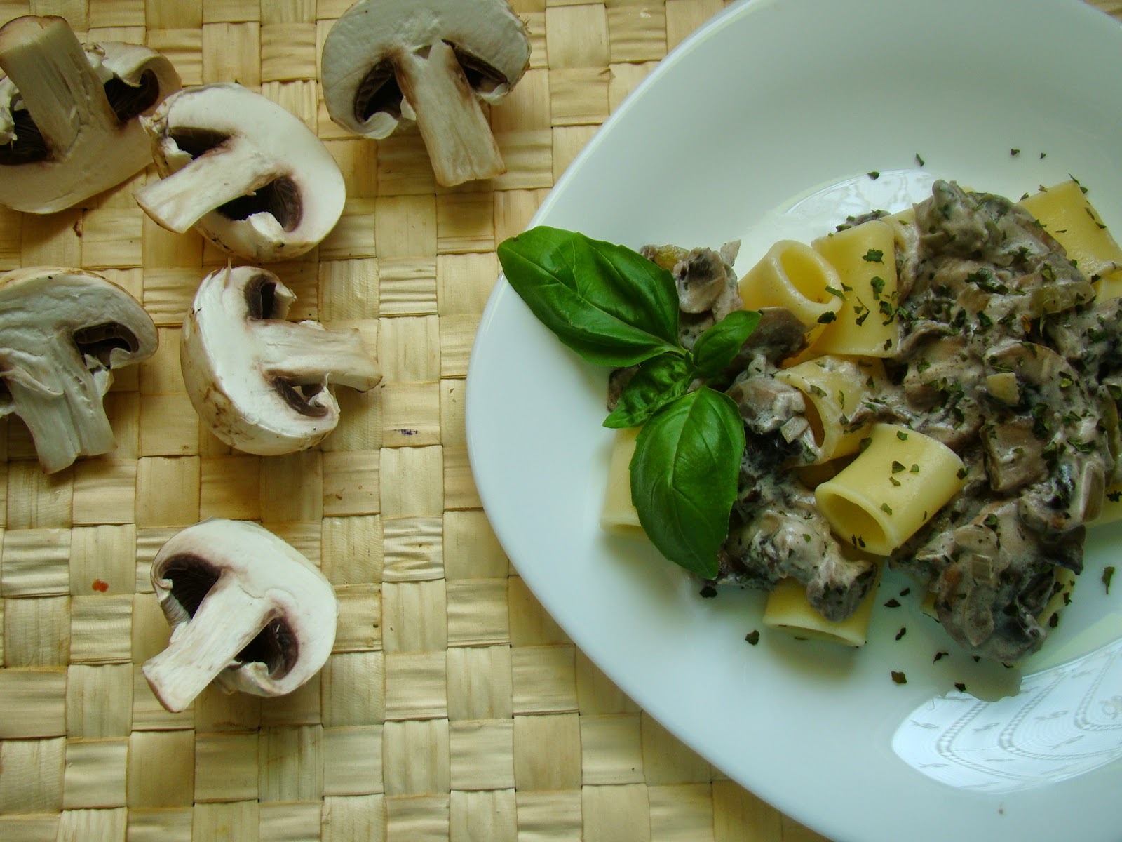 http://www.alaantkoweblw.pl/2015/04/makaron-z-sosem-pieczarkowym.html