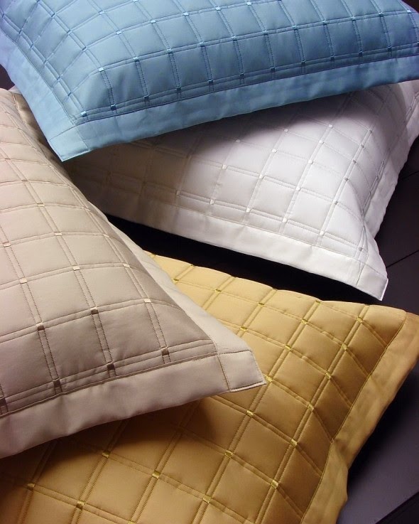 luxury bedding sets use color pillows to decorate your bed