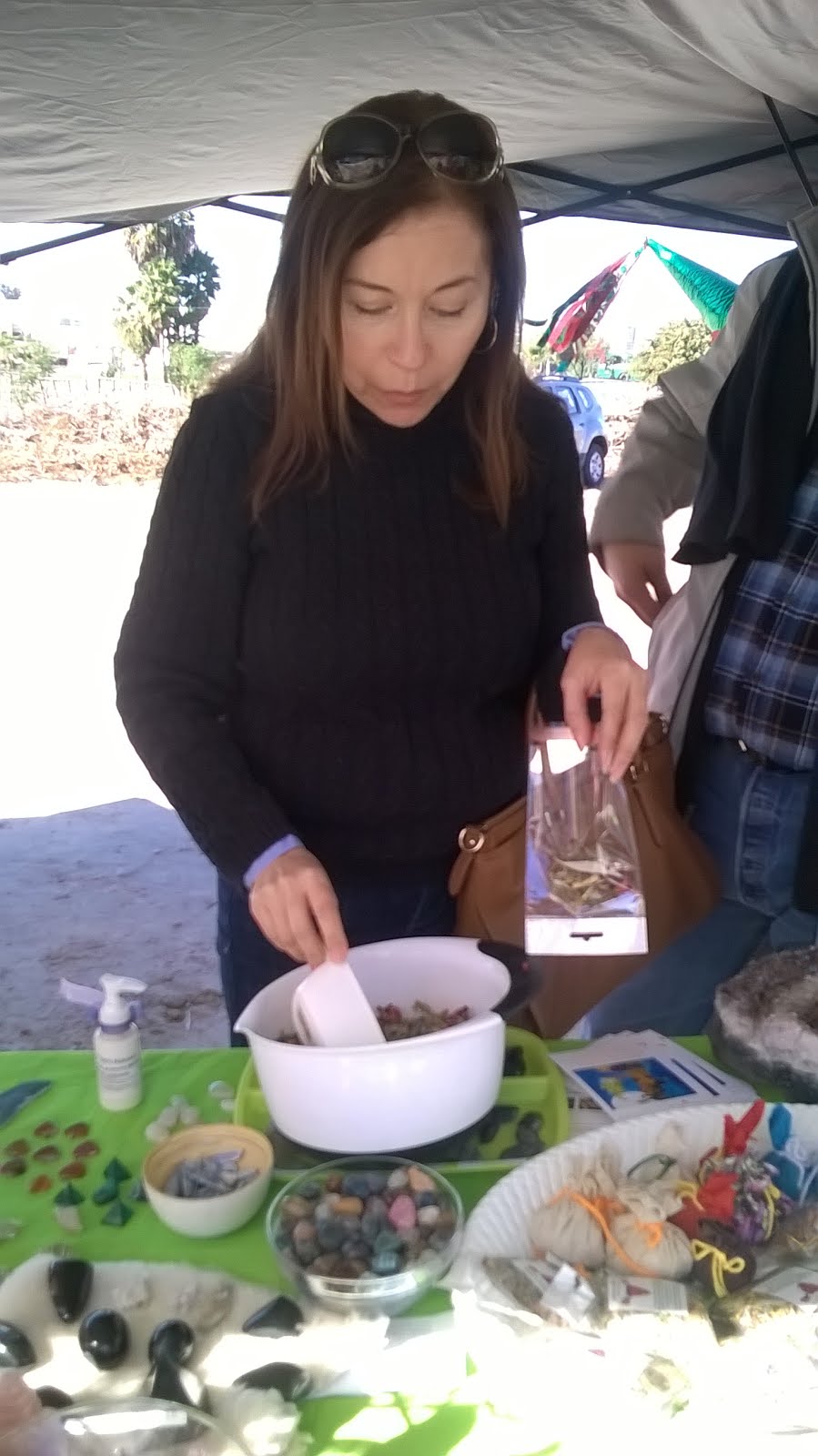 De compras por su tesito para "las malas vibras"