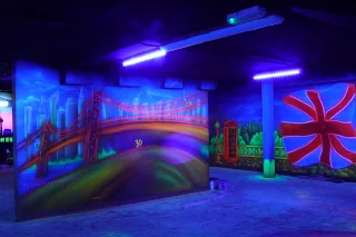 Aranżacja ściany w klubie, malowanie obrazu  w technice UV, mural 3D, black light mural