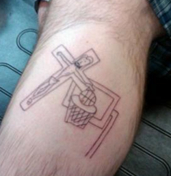 tatuaje de jesus crucificado anotando una canasta de basketball