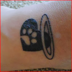 tatuagem de pata de cachorro feminina com coração