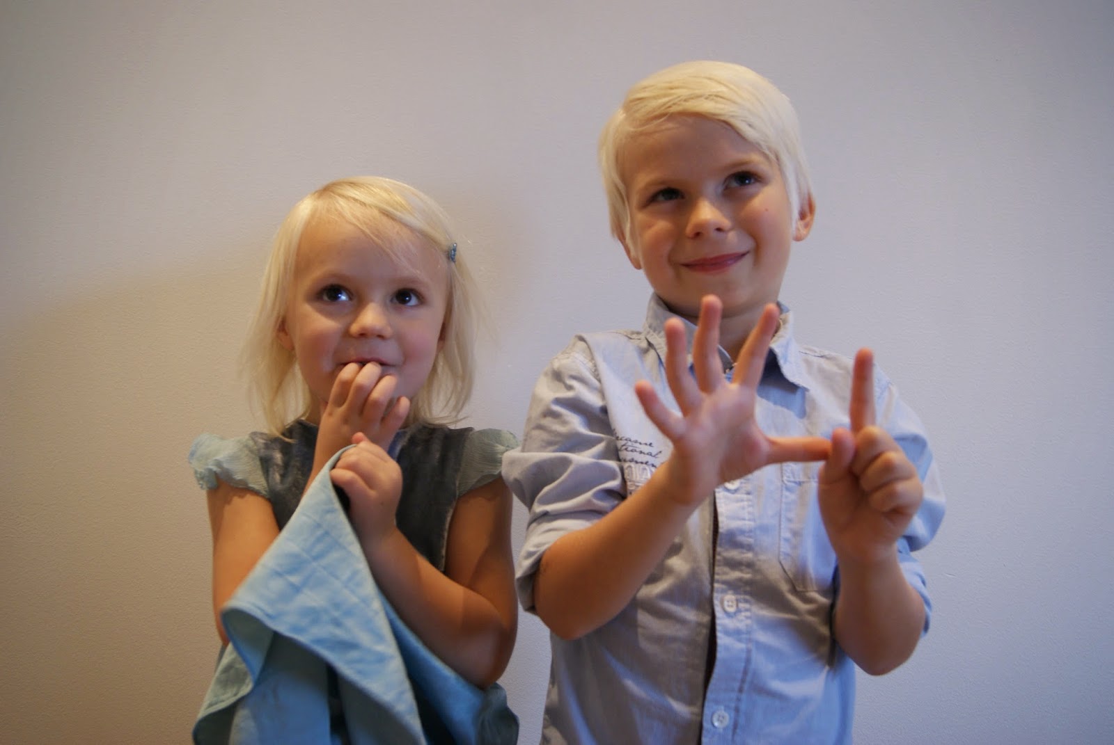 dejta män i uniform