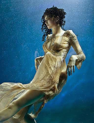Zena Holloway fotografia fashion subaquática mulheres flutuando água Zena Holloway fotografia fashion subaquática mulheres flutuando água