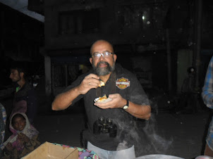 Seafarer/Blogger/Traveller Rudolph.A.Furtado tasting the street frood in Kargil Town.