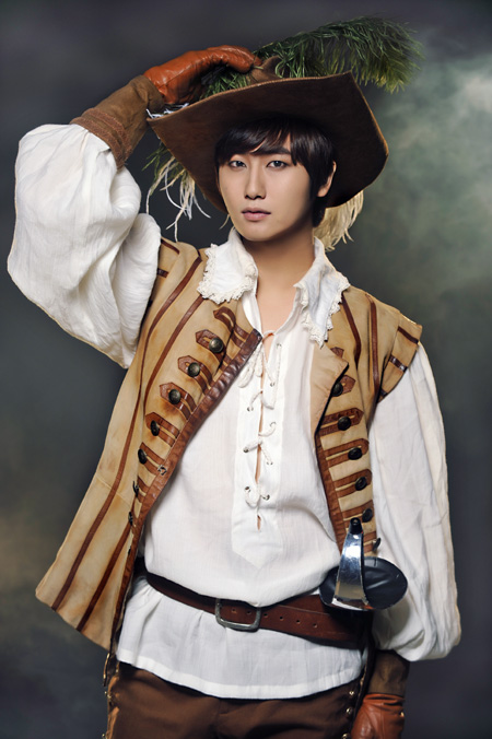 [news] Heo Young Saeng, debuta en el musical... haciendo el papel de D’Artagnan en "LOS TRES MOSQUETEROS" Saeng+mosquetero