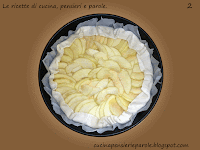 Crostata di mele e mandorle in guscio di pasta sfoglia