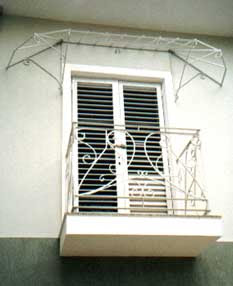 Toldo em Vidro e ferro com sacada e guarda corpo ..