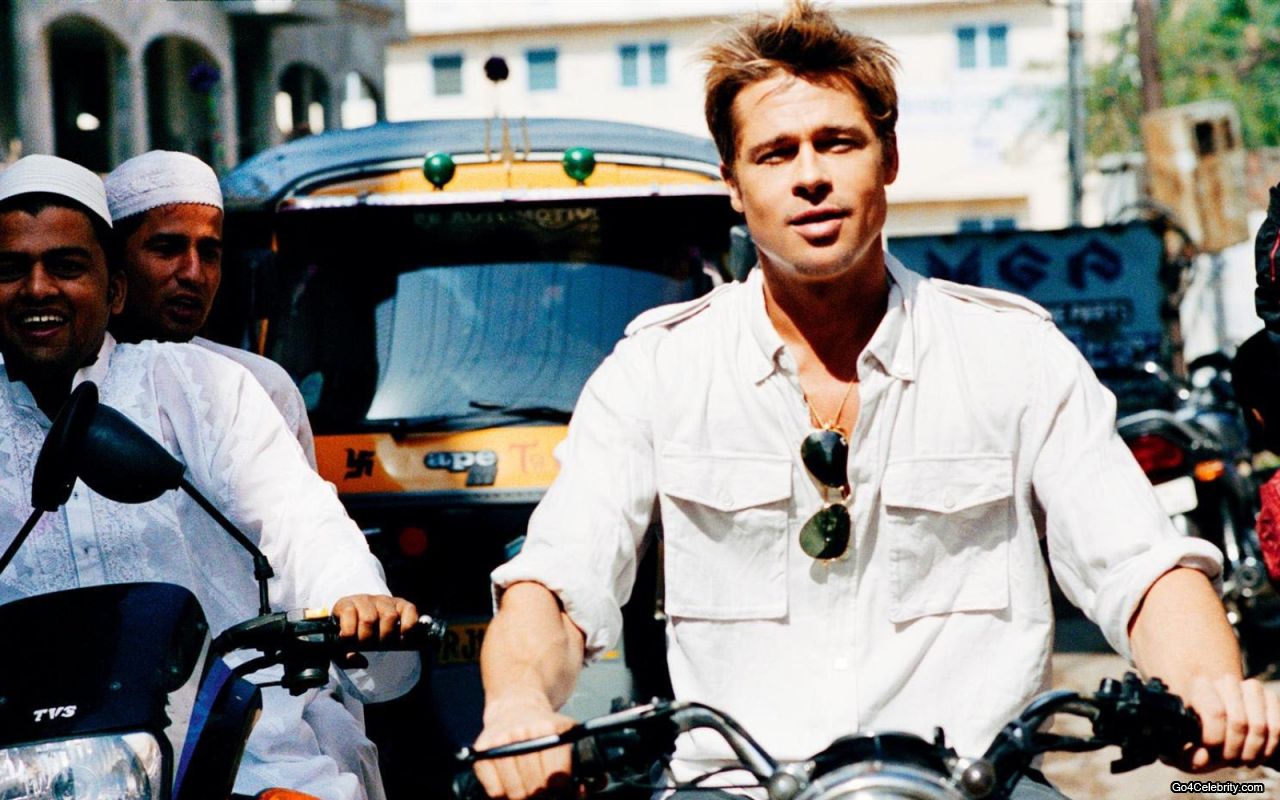 http://2.bp.blogspot.com/-EURjruo_pk0/ULiki2TnAtI/AAAAAAAAkds/gWcz4M_ITkY/s1600/Brad-Pitt-scooter.jpg