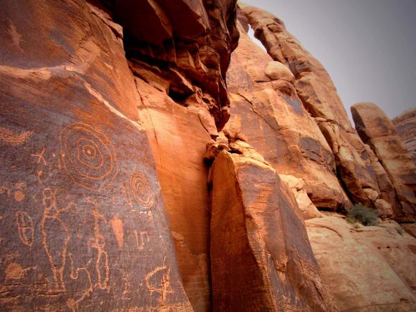 بيوت الهنود الحمر Anasazi+Ruins+by+Rick+Schafer-moab_petroglyphs600_450